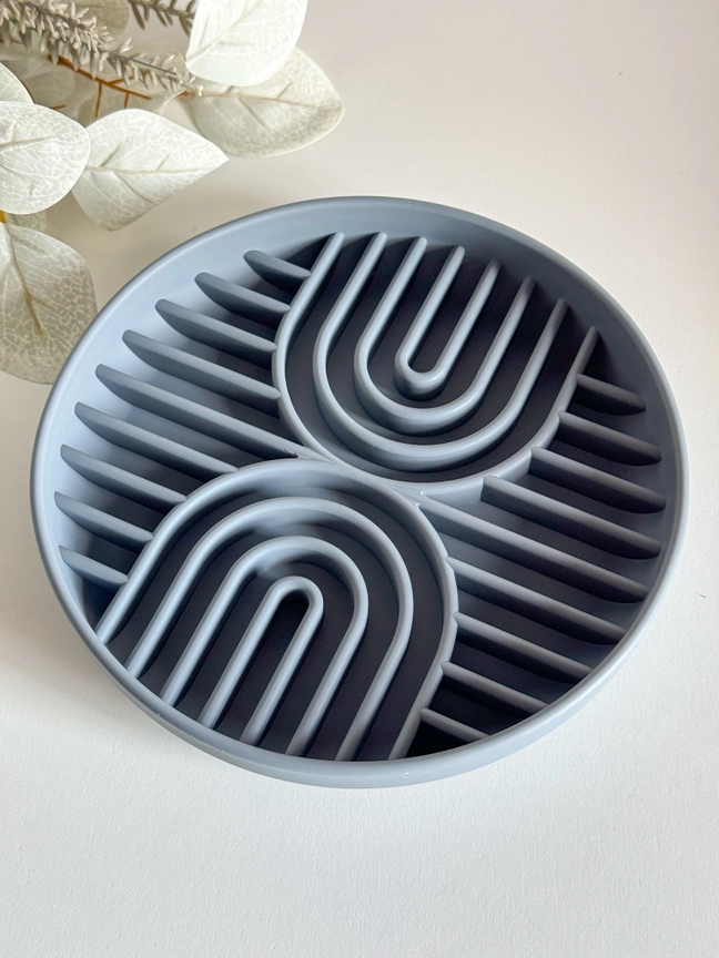 Schleckmatte Doppelbogen, lebensmittelechtes Silikon, BPA-frei, spülmaschinengeeignet, mit Saugnapf, 19cm, 4cm tief (grau, rosa)