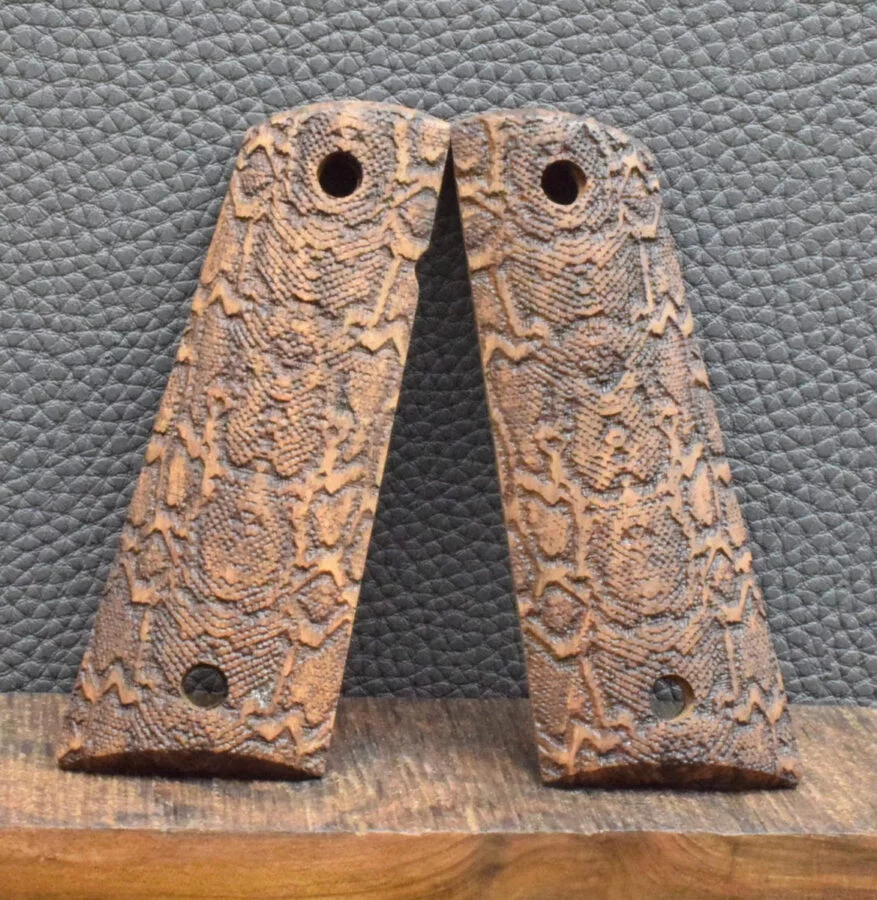 Colt 1911 Holzgriffschale, Ausführung 19, Schlangenhautoptik braun, Nußbaum, Neu