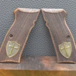 Brünner CZ75/85B , Ausführung 11, mit großem Messingkreuz , Nußbaum