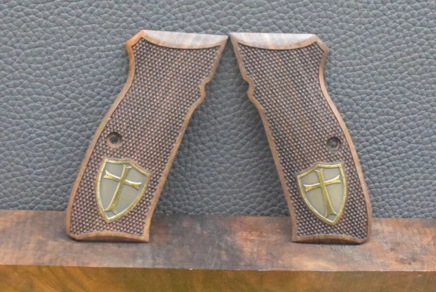 Brünner CZ75/85B , Ausführung 11, mit großem Messingkreuz , Nußbaum