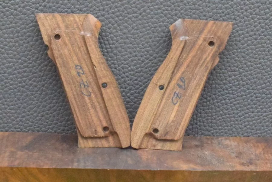 Brünner CZ75/85B , Ausführung 11, mit großem Messingkreuz , Nußbaum – Bild 4