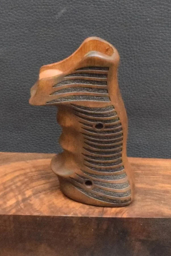 Smith &Wesson K-L Frame, Target, Ausführung 8, gestreift, Nußbaum