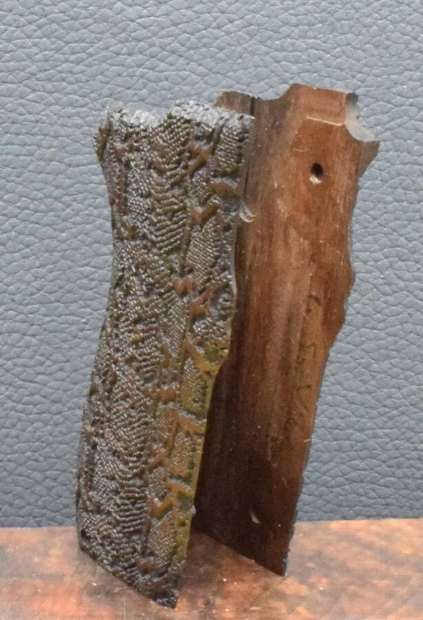 Smith & Wesson 5906, Ausführung 5, Schlangenhautoptik, Nußbaum – Bild 6