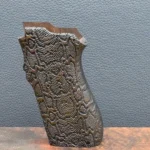 Smith & Wesson 5906, Ausführung 5, Schlangenhautoptik, Nußbaum