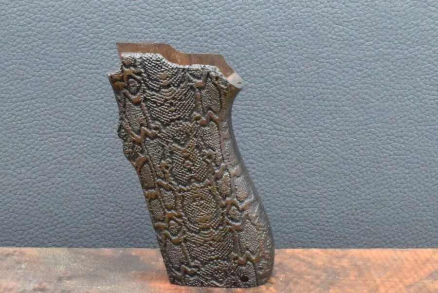 Smith & Wesson 5906, Ausführung 5, Schlangenhautoptik, Nußbaum