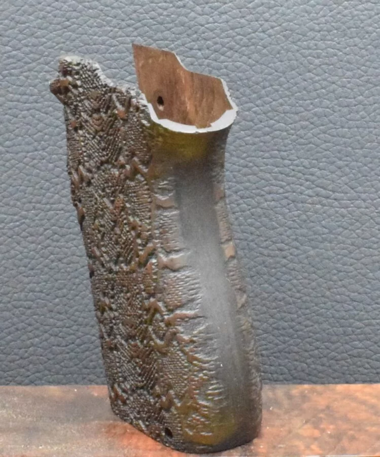 Smith & Wesson 5906, Ausführung 5, Schlangenhautoptik, Nußbaum – Bild 4