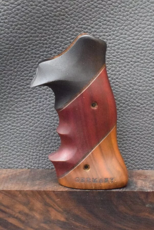 S&W K/L FRAME Target , Motiv schwarz/Rot/gelb, Germany, Walnuss, Neuware zum Sonderpreis!