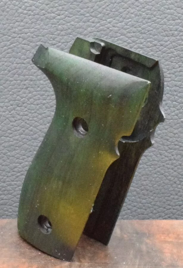 Sig-Sauer, P 228, Motiv Glatte Oberfläche, Nußbaum, Neuware zum Sonderpreis!