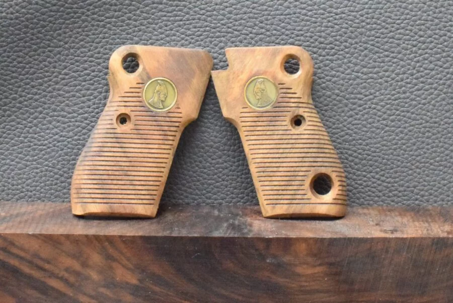 Beretta M 1951,Tariq 951, MAK Griffe, Walnuss, Oberfläche Geschlitzt/Glatt, Befestigung von der Seite, Neuware zum Sonderpreis!