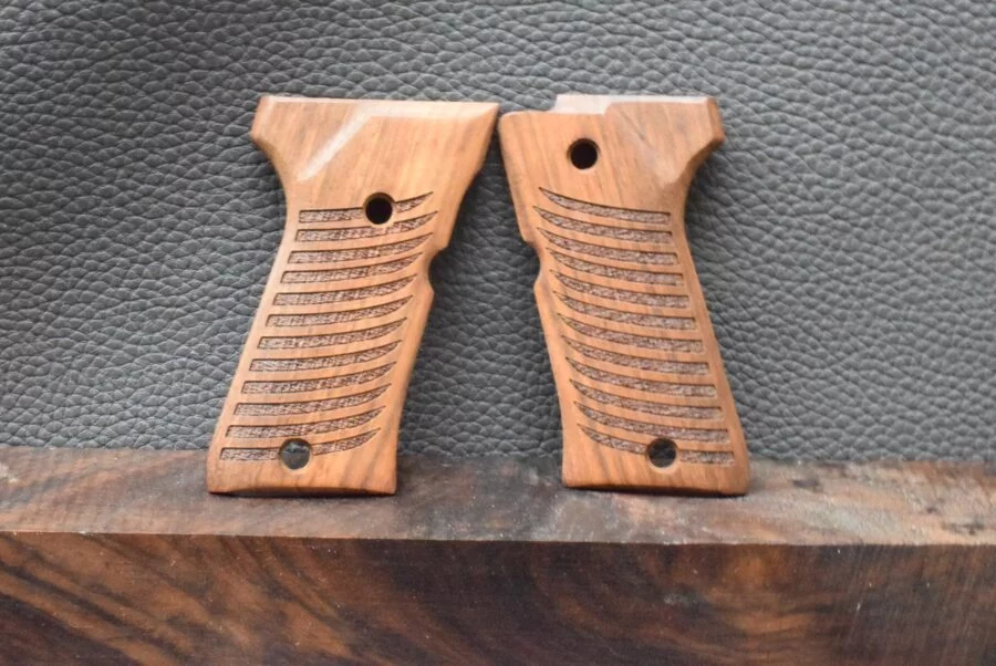 Beretta Mod.92FS, Oberfläche/Punziert/Fischhaut, Walnuss, glatte Oberfläche, Befestigung seitlich, Neuware zum Sonderpreis!