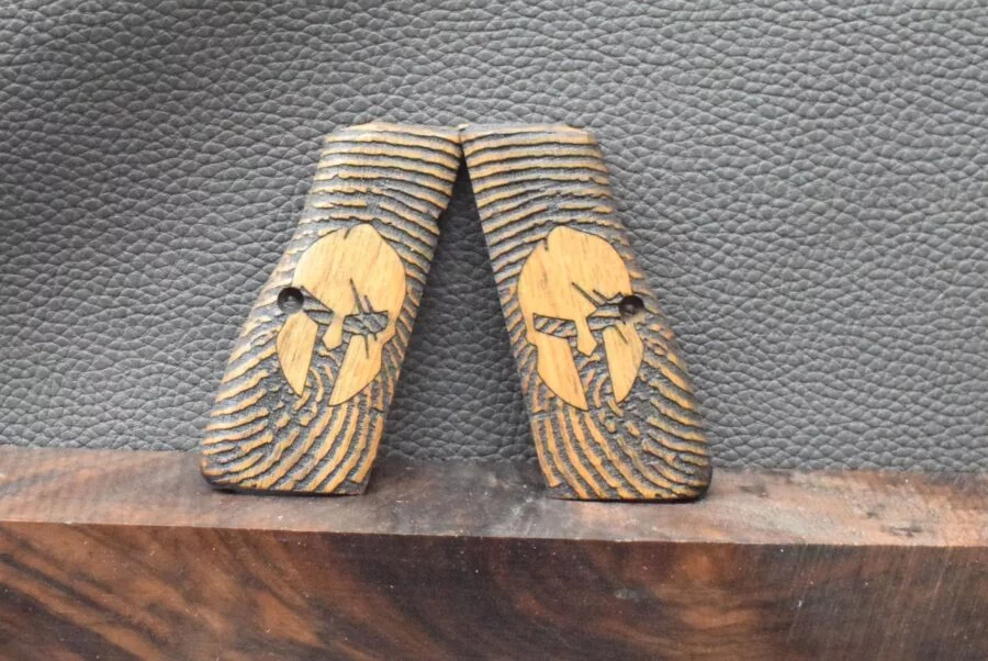 FN Browning High Power,Maske mit schwarzen Wellen, MAK-Grips, Walnuss, Neuware zum Sonderpreis!