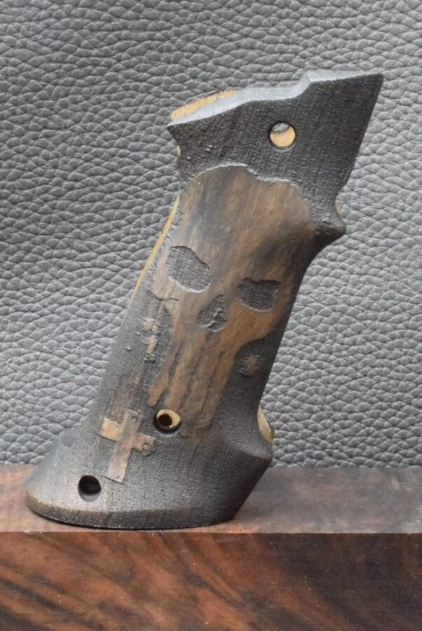 Colt 1911, Targetgriff, Walnuss, Logo Totenkopf mit Kreuz, Neuware, Zum Sonderpreis ! – Bild 3