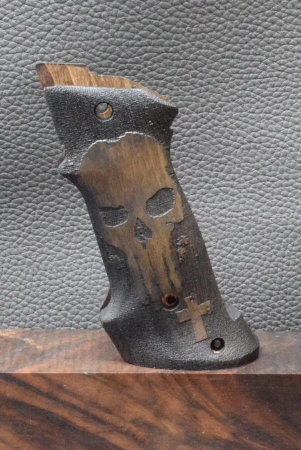 Colt 1911, Targetgriff, Walnuss, Logo Totenkopf mit Kreuz, Neuware, Zum Sonderpreis ! – Bild 4