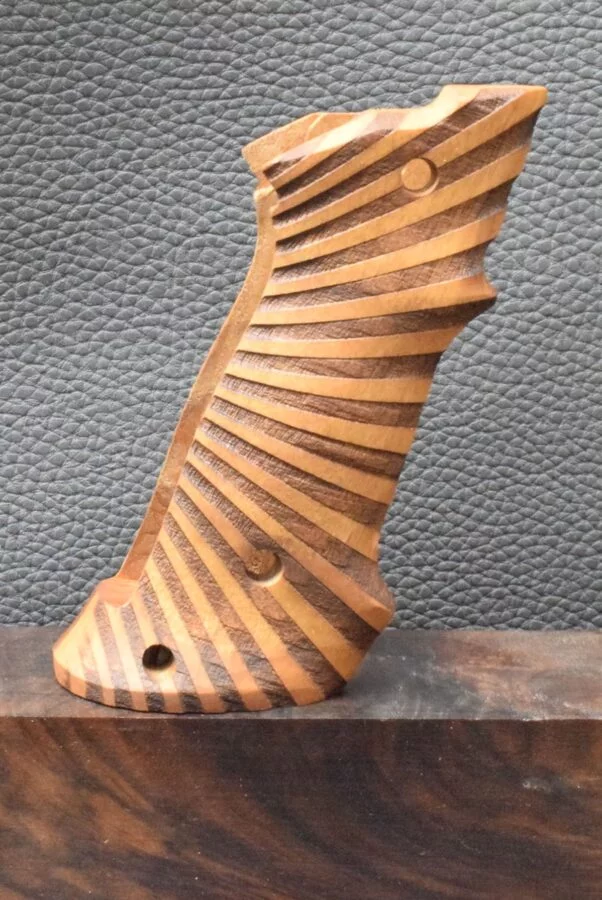 Colt 1911, Targetgriff, Walnuss, Logo Sonnenstrahl, Neuware, Zum Sonderpreis !