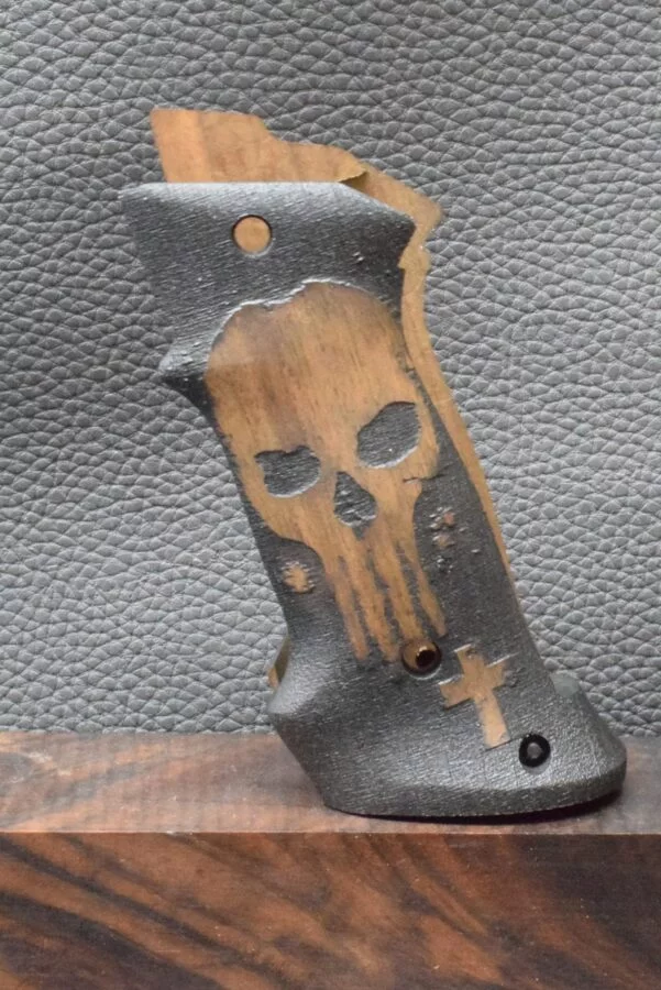 Colt 1911, Targetgriff, Walnuss, Logo Totenkopf mit Kreuz, Neuware, Zum Sonderpreis !