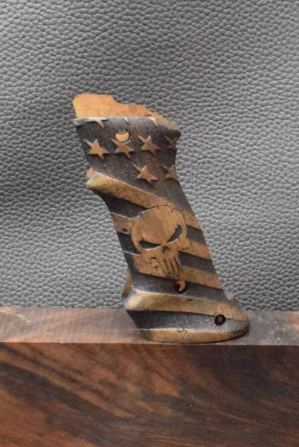 Colt 1911, Targetgriff, Walnuss, Logo Totenkopf/American Flag, Neuware, Zum Sonderpreis ! – Bild 4