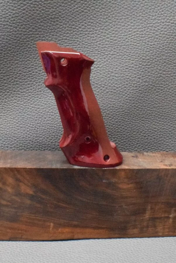 Colt 1911, Targetgriff, Walnuss, glatte Oberfläche , Farbe Rot, Neuware, Zum Sonderpreis !