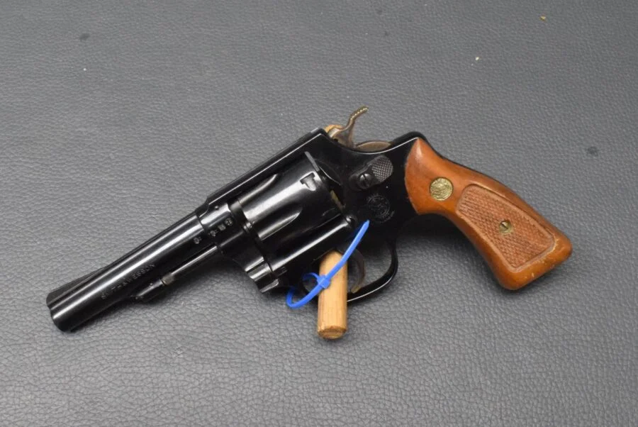 Smith & Wesson Modell 31-1 brüniert, Kaliber 32S&W Special, 4″ Lauf, Holzgriff, gut