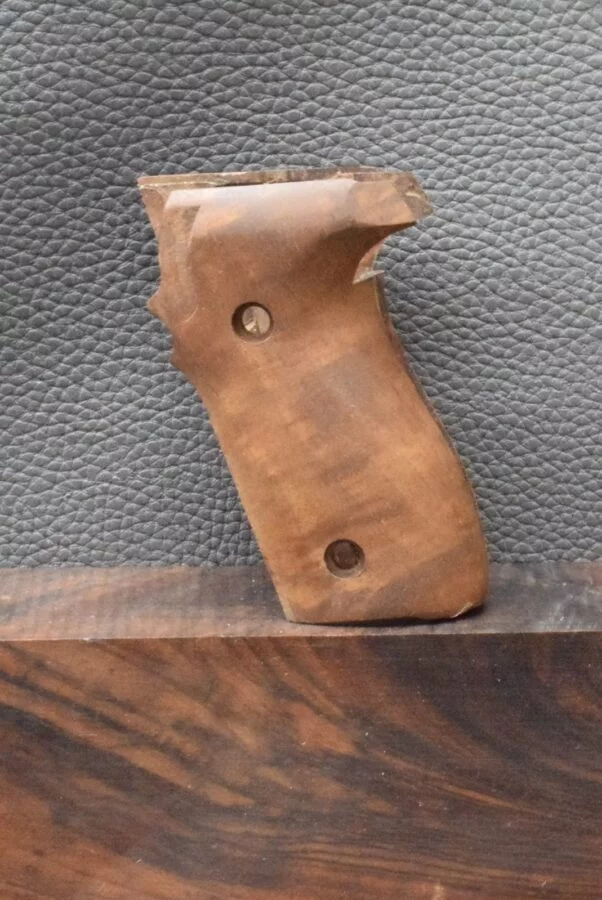 Sig/Sauer, P 228, Oberfläche Glatt, Walnuss, Neuware zum Sonderpreis!