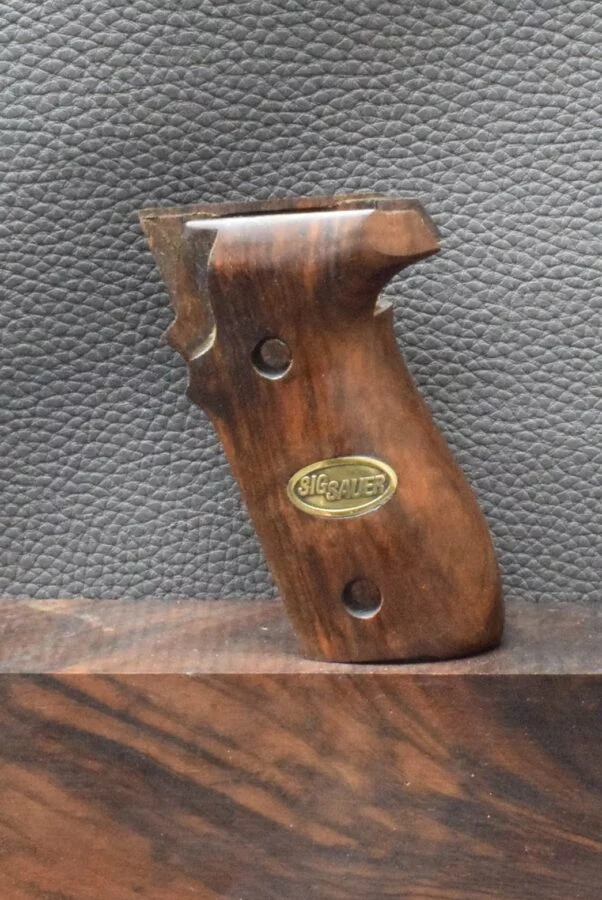 Sig/Sauer, P 228, Oberfläche Glatt mit Emblem, Walnuss, Neuware zum Sonderpreis! – Bild 3