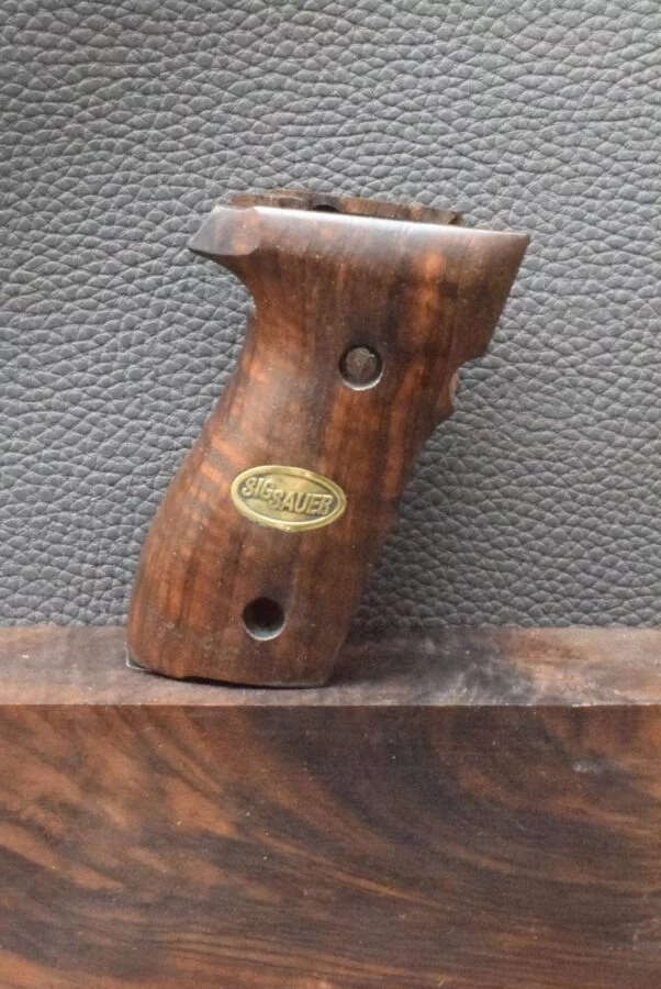 Sig/Sauer, P 228, Oberfläche Glatt mit Emblem, Walnuss, Neuware zum Sonderpreis! – Bild 4