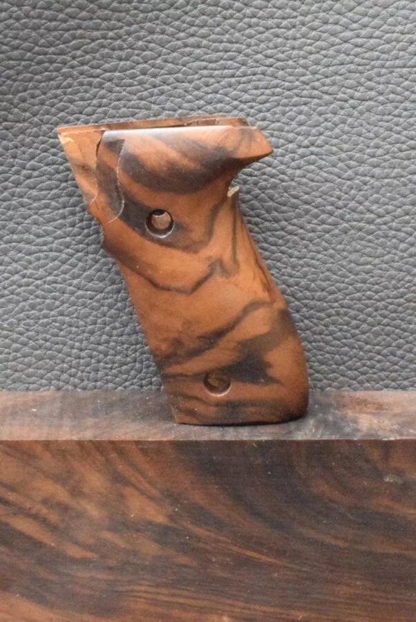 Sig/Sauer, P 228, Oberfläche Glatt mit Wellen, Walnuss, Neuware zum Sonderpreis!