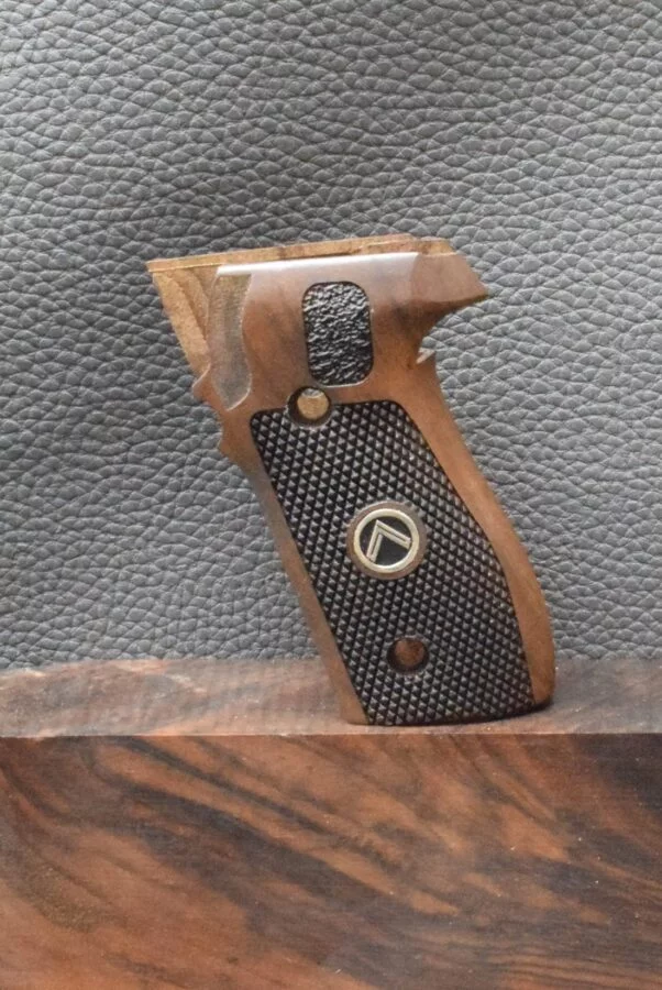 Sig/Sauer, P 228, Oberfläche Punziert mit Logo, Walnuss, Neuware zum Sonderpreis!