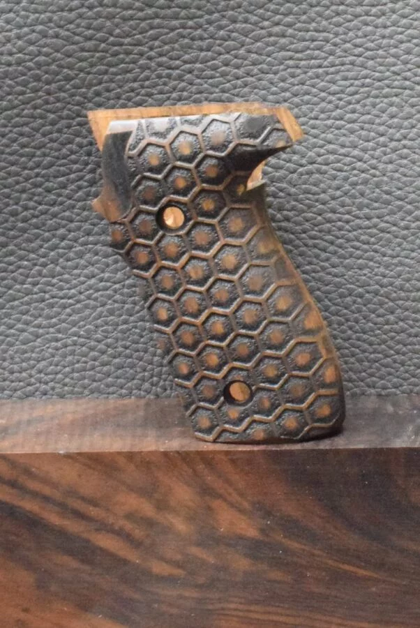 Sig/Sauer, P 228, Oberfläche Wabenmuster, Walnuss, Neuware zum Sonderpreis!