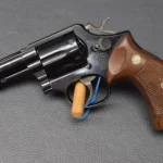 Smith & Wesson Modell 13-4 brüniert, Kaliber 357 Mag, 4″ Lauf, Holzgriff, gut