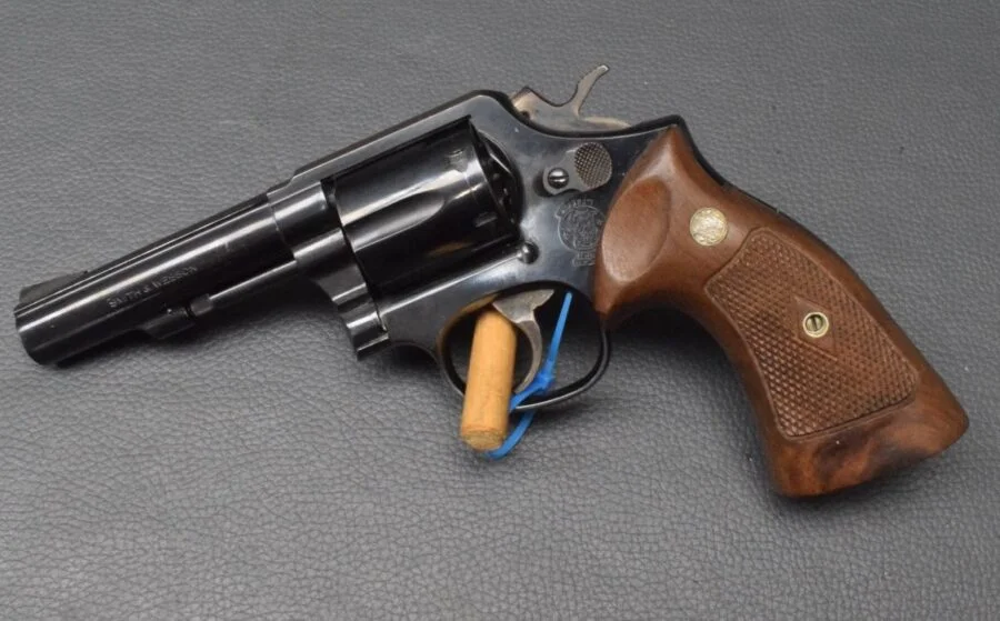 Smith & Wesson Modell 13-4 brüniert, Kaliber 357 Mag, 4″ Lauf, Holzgriff, gut