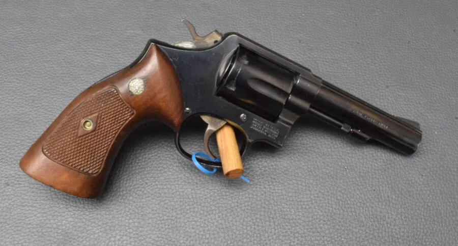 Smith & Wesson Modell 13-4 brüniert, Kaliber 357 Mag, 4″ Lauf, Holzgriff, gut – Bild 3