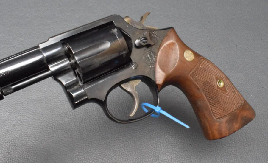 Smith & Wesson Modell 13-4 brüniert, Kaliber 357 Mag, 4″ Lauf, Holzgriff, gut – Bild 4