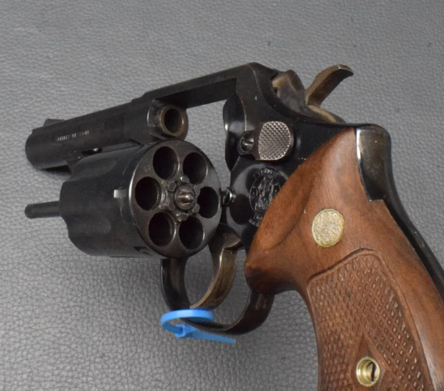 Smith & Wesson Modell 13-4 brüniert, Kaliber 357 Mag, 4″ Lauf, Holzgriff, gut – Bild 7