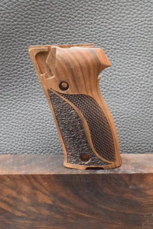 Sig/Sauer P226, Modell Oberfläche Punziert, Walnuss, Neuware zum Sonderpreis!